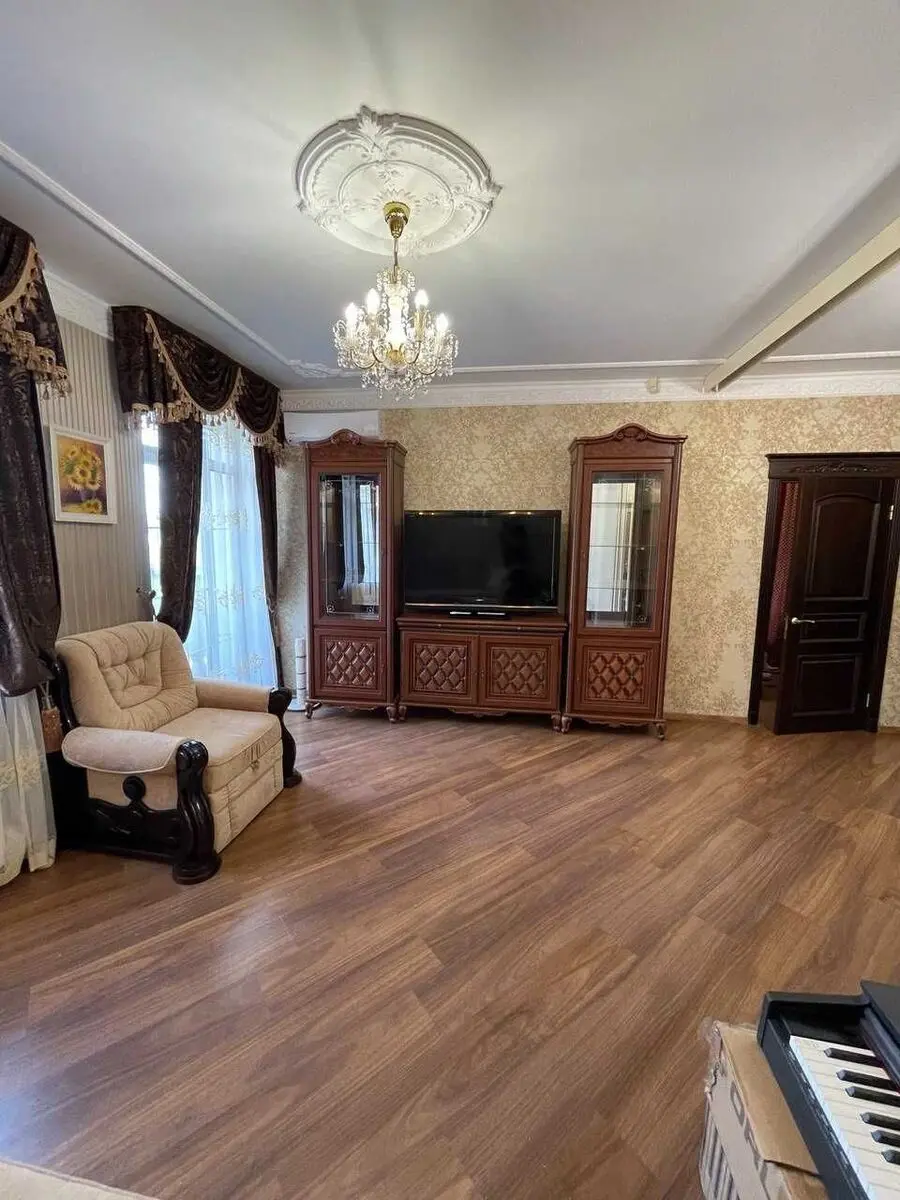 Фото Selling a 2-room apartment, 70 sq.m., Dmytra Lutsenka Street (Yuriia Smolycha Street) 6 Kyiv, price: 120000 $, code 1263