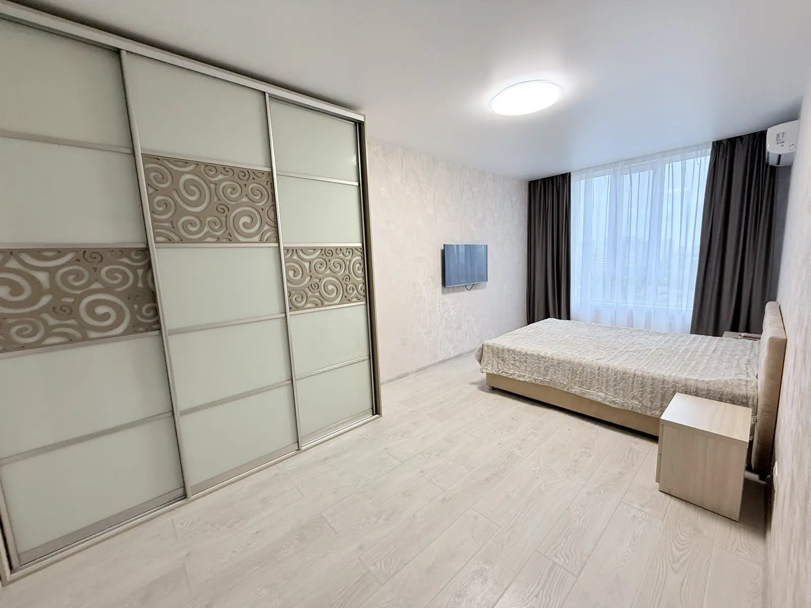 Фото Rent a 2-room apartment, Kakhovska Street 62а Kyiv for long-term rent, price: 25000 UAH, code 1343