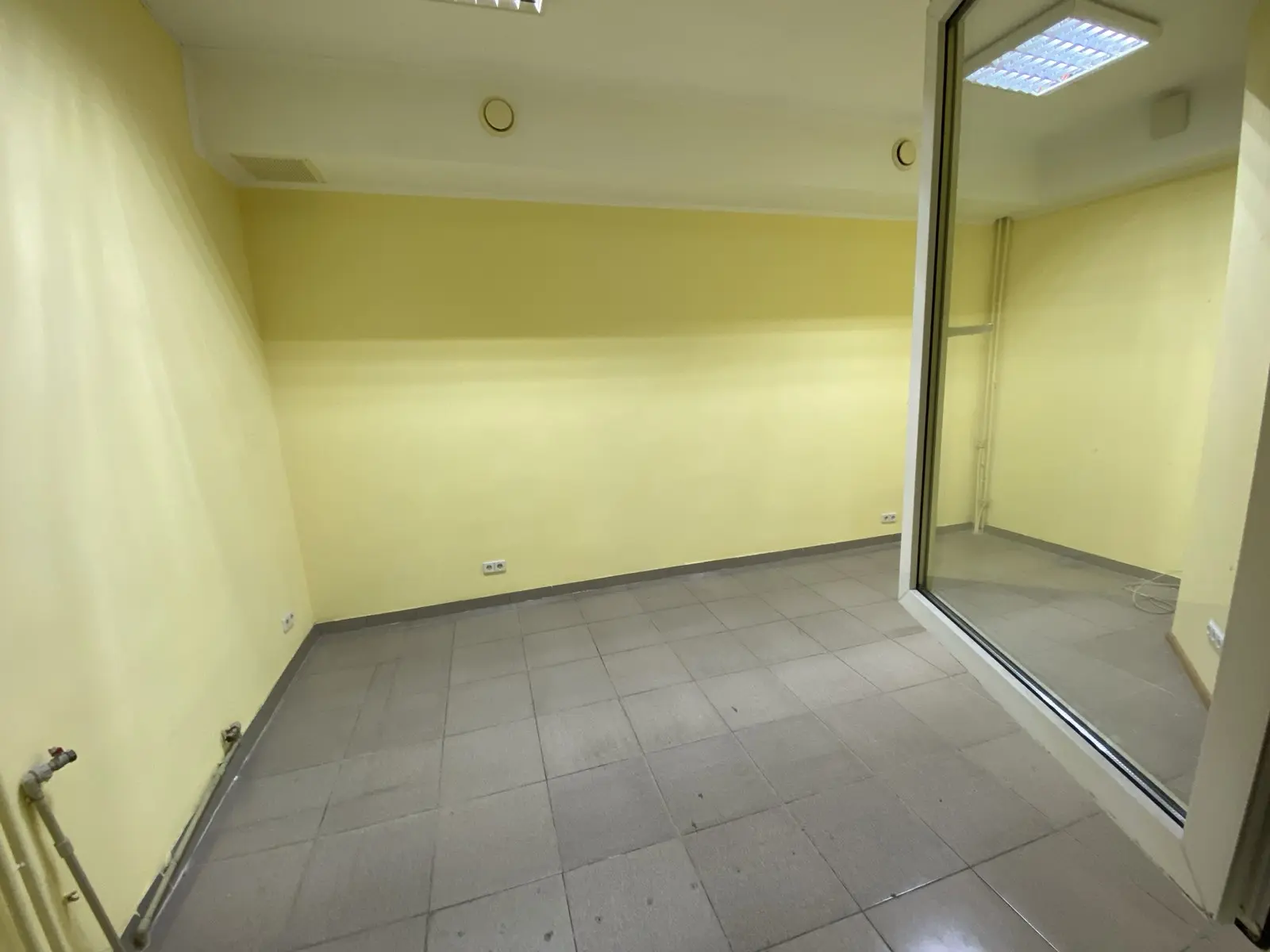 Фото Rent an office, Aviakonstruktora Antonova Street 8а Irpin for long-term rent, price: 3500 UAH, code 1362