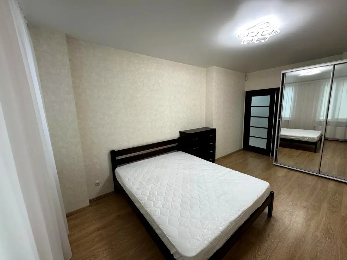 Фото Зняти 3 кімнатну квартиру, Регенераторна вул.  Київ в довгострокову оренду, ціна: 39425 грн, код 1732