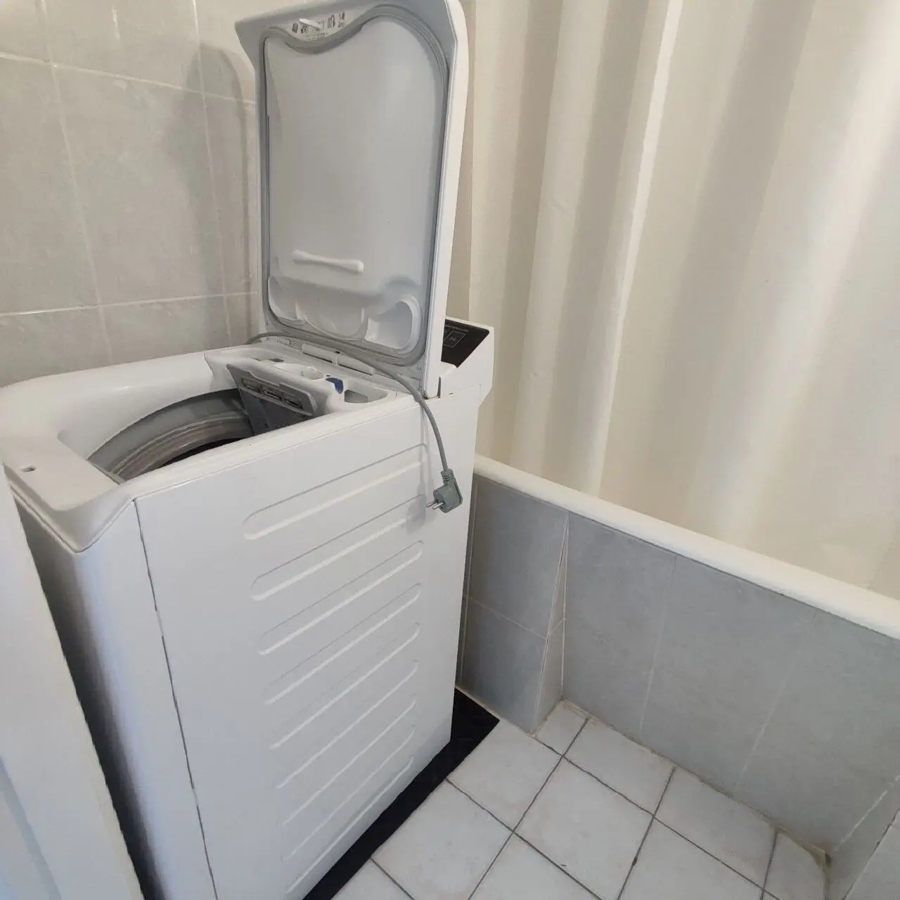 Фото Зняти 3 кімнатну квартиру, Прирічна вул. 29 Київ в довгострокову оренду, ціна: 24000 грн, код 1841