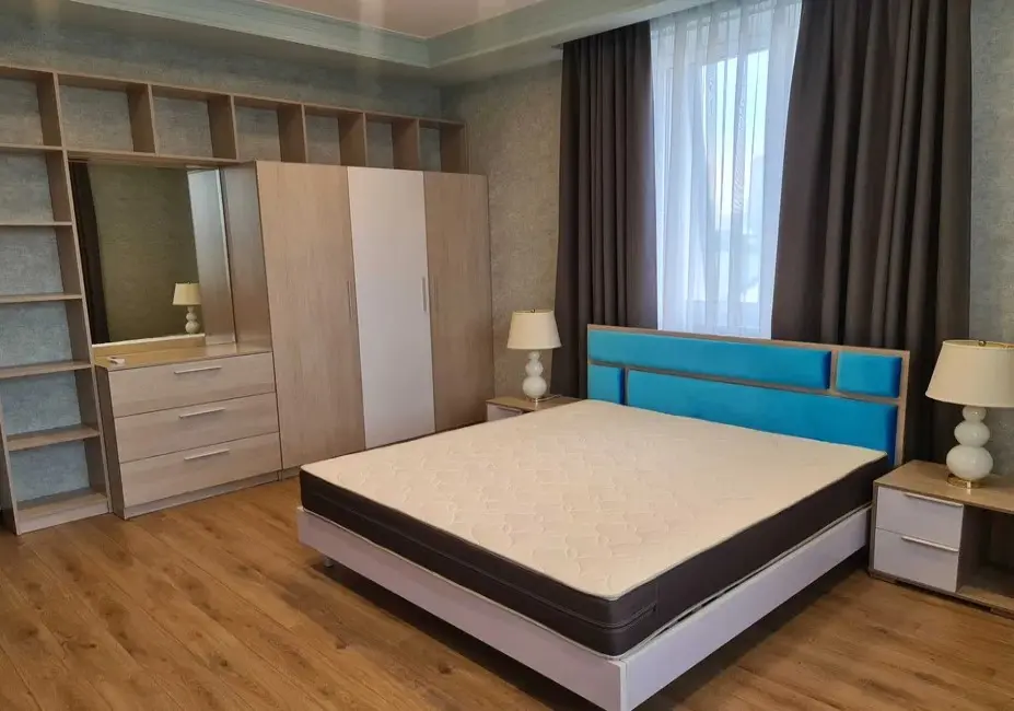 Фото Зняти 3 кімнатну квартиру, 49-а А Садова вул.  Київ в довгострокову оренду, ціна: 1000 $, код 2819