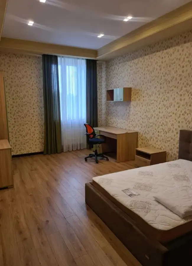 Фото Зняти 3 кімнатну квартиру, 49-а А Садова вул.  Київ в довгострокову оренду, ціна: 1000 $, код 2819