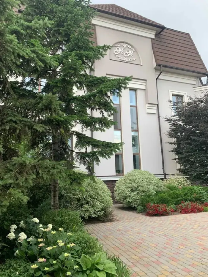 Фото Зняти 3 кімнатну квартиру, 49-а А Садова вул.  Київ в довгострокову оренду, ціна: 1000 $, код 2819