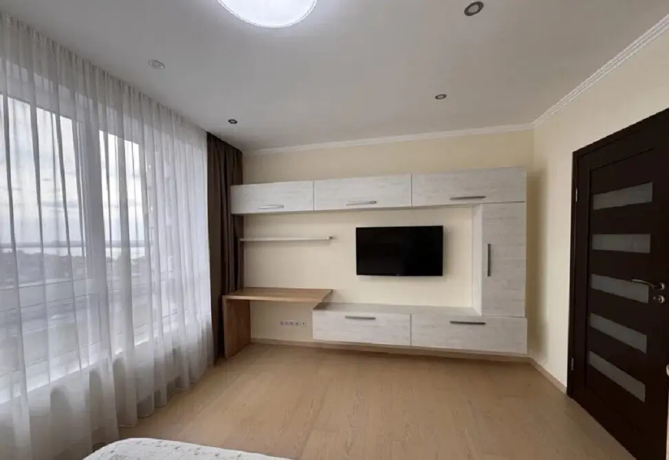 Фото Зняти 2 кімнатну квартиру, Зарічна вул.  Київ в довгострокову оренду, ціна: 30000 грн, код 3244