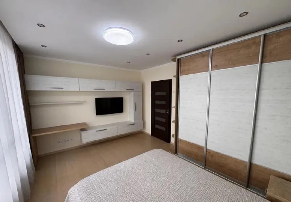 Фото Зняти 2 кімнатну квартиру, Зарічна вул.  Київ в довгострокову оренду, ціна: 30000 грн, код 3244