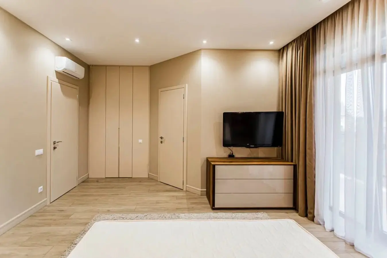 Фото Зняти будинок, Центральна вул.  Київ в довгострокову оренду, ціна: 2800 $, код 3298