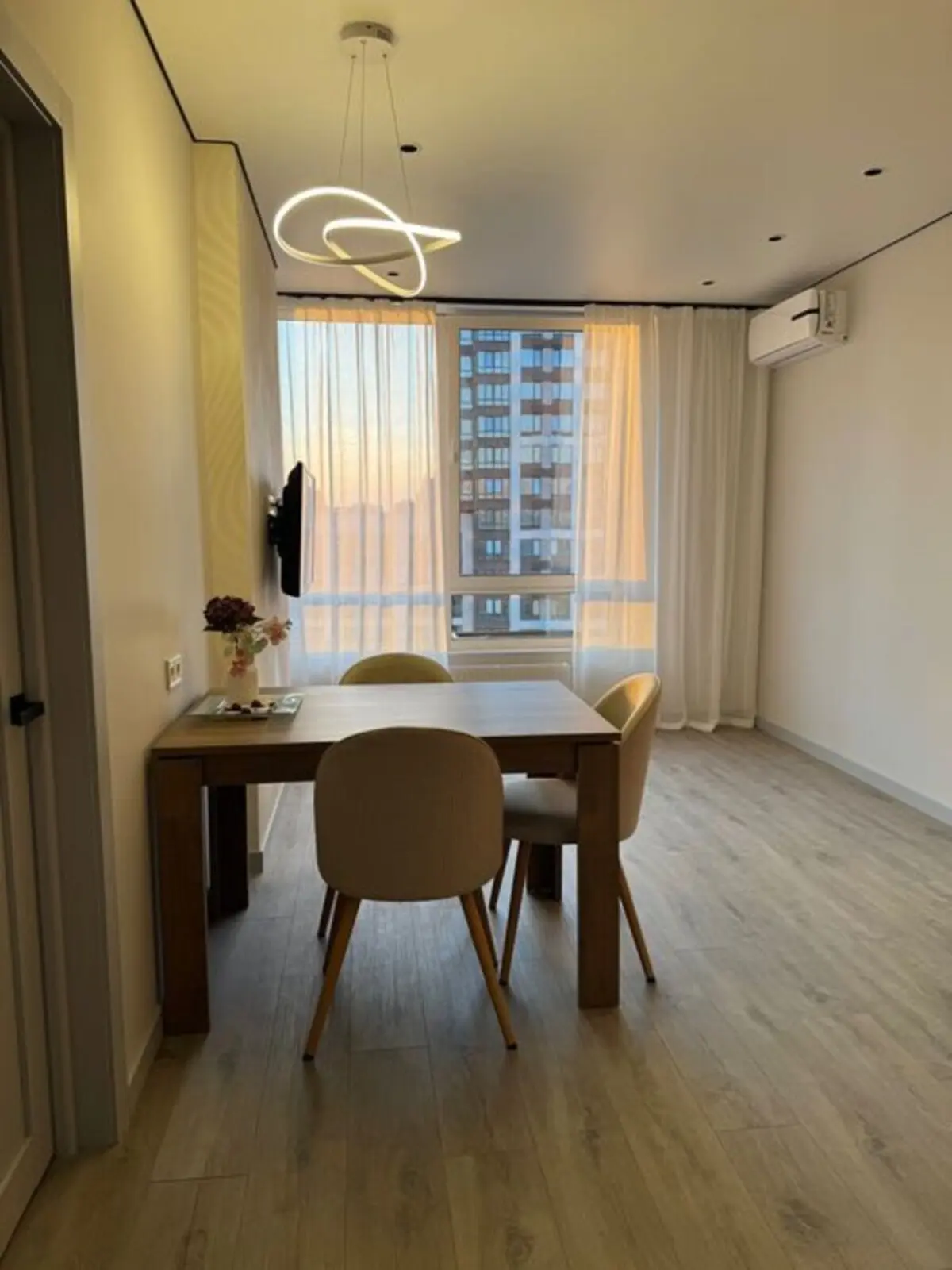 Фото Продаю 1 кімнатну квартиру, 43 кв. м, Олександра Олеся вул.  Київ, ціна: 98000 $, код 3311