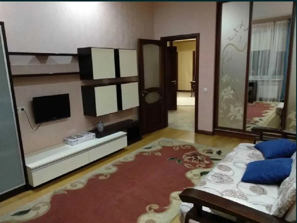 Фото Зняти 3 кімнатну квартиру, Срібнокільська вул.  Київ в довгострокову оренду, ціна: 25000 грн, код 3315