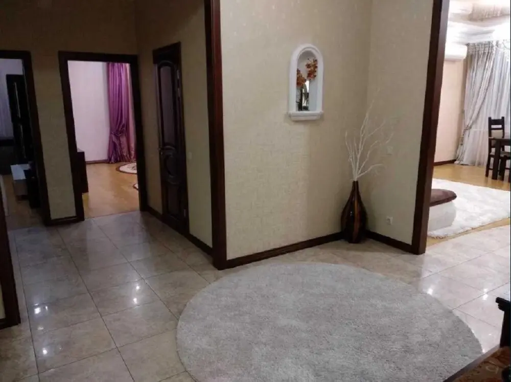 Фото Зняти 3 кімнатну квартиру, Срібнокільська вул.  Київ в довгострокову оренду, ціна: 25000 грн, код 3315