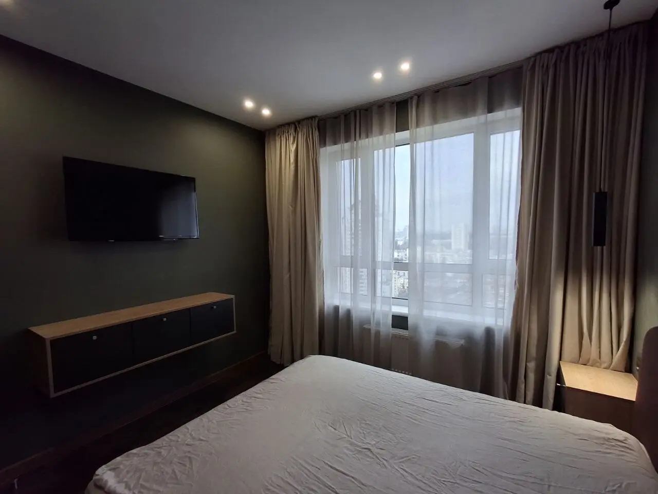 Фото Зняти 1 кімнатну квартиру, Шолуденка вул. 1 Київ в довгострокову оренду, ціна: 27000 грн, код 3413