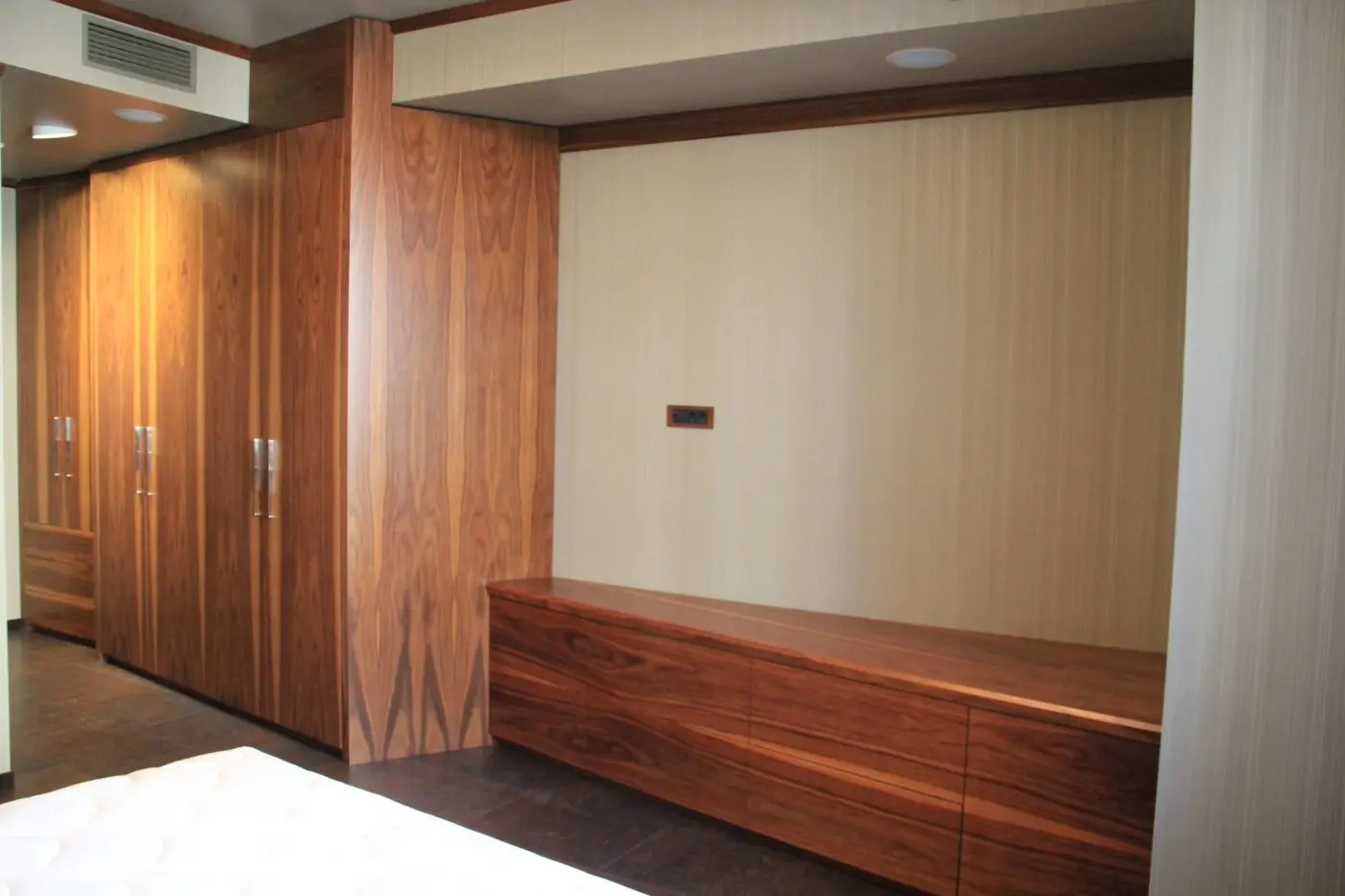 Фото Зняти 3 кімнатну квартиру, Раїси Окіпної вул. 18 Київ в довгострокову оренду, ціна: 62250 грн, код 3576