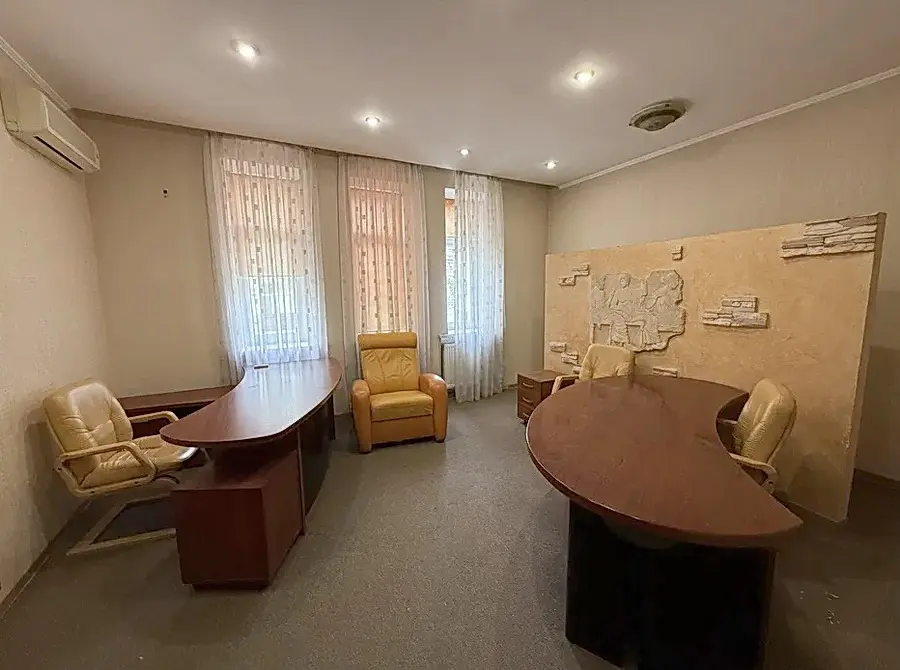 Фото Орендувати офіс, Дмитрівська вул. 56 Київ в довгострокову оренду, ціна: 1000 EUR, код 3660