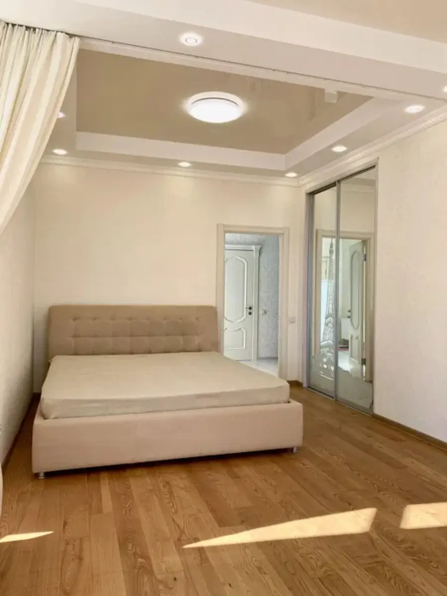 Фото Selling a 1-room apartment, 75 sq.m., Yevhena Konovaltsia Street (Schorsa Street) 34А Kyiv, price: 238000 $, code 3799