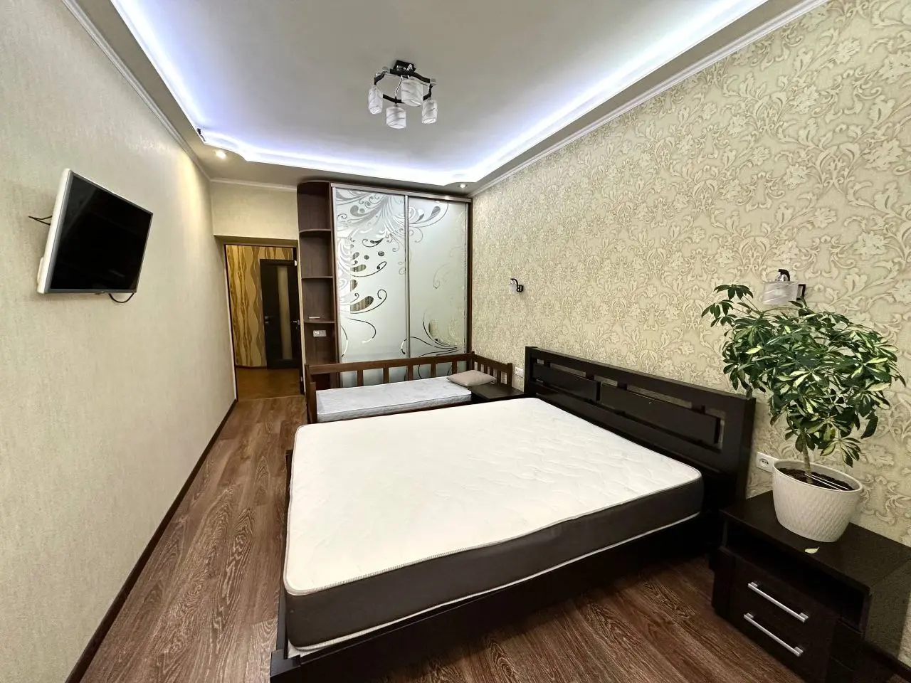 Фото Selling a 2-room apartment, 66 sq.m., Sadova street 1в Petropavlivska Borschahivka, price: 95000 $, code 4001