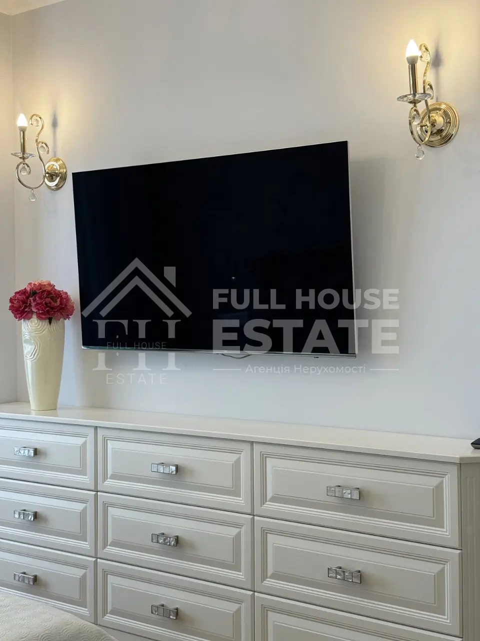 Фото Rent a 3-room apartment, Vasylia Tiutiunnyka Street (Anri Barbiusa Street) 37/1 Kyiv for long-term rent, price: 2150 $, code 4111