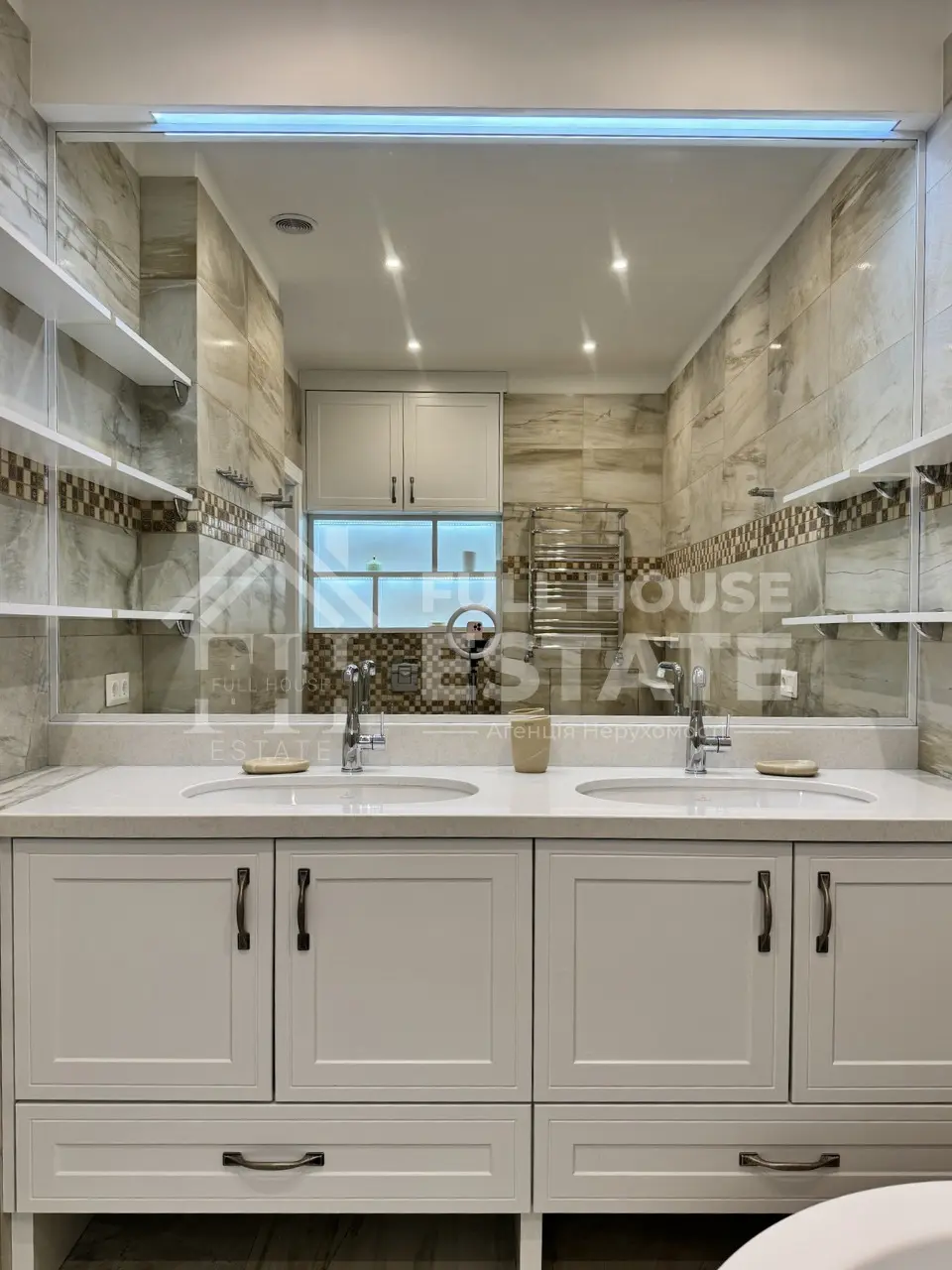 Фото Rent a 3-room apartment, Vasylia Tiutiunnyka Street (Anri Barbiusa Street) 37/1 Kyiv for long-term rent, price: 2150 $, code 4111