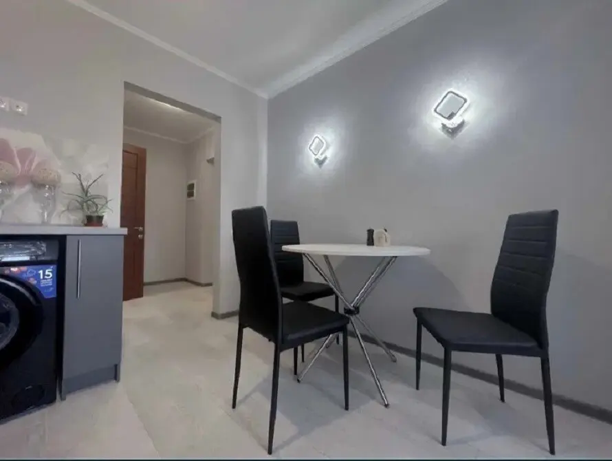 Фото Зняти 1 кімнатну квартиру, Драгоманова вул.  Київ в довгострокову оренду, ціна: 15000 грн, код 4141