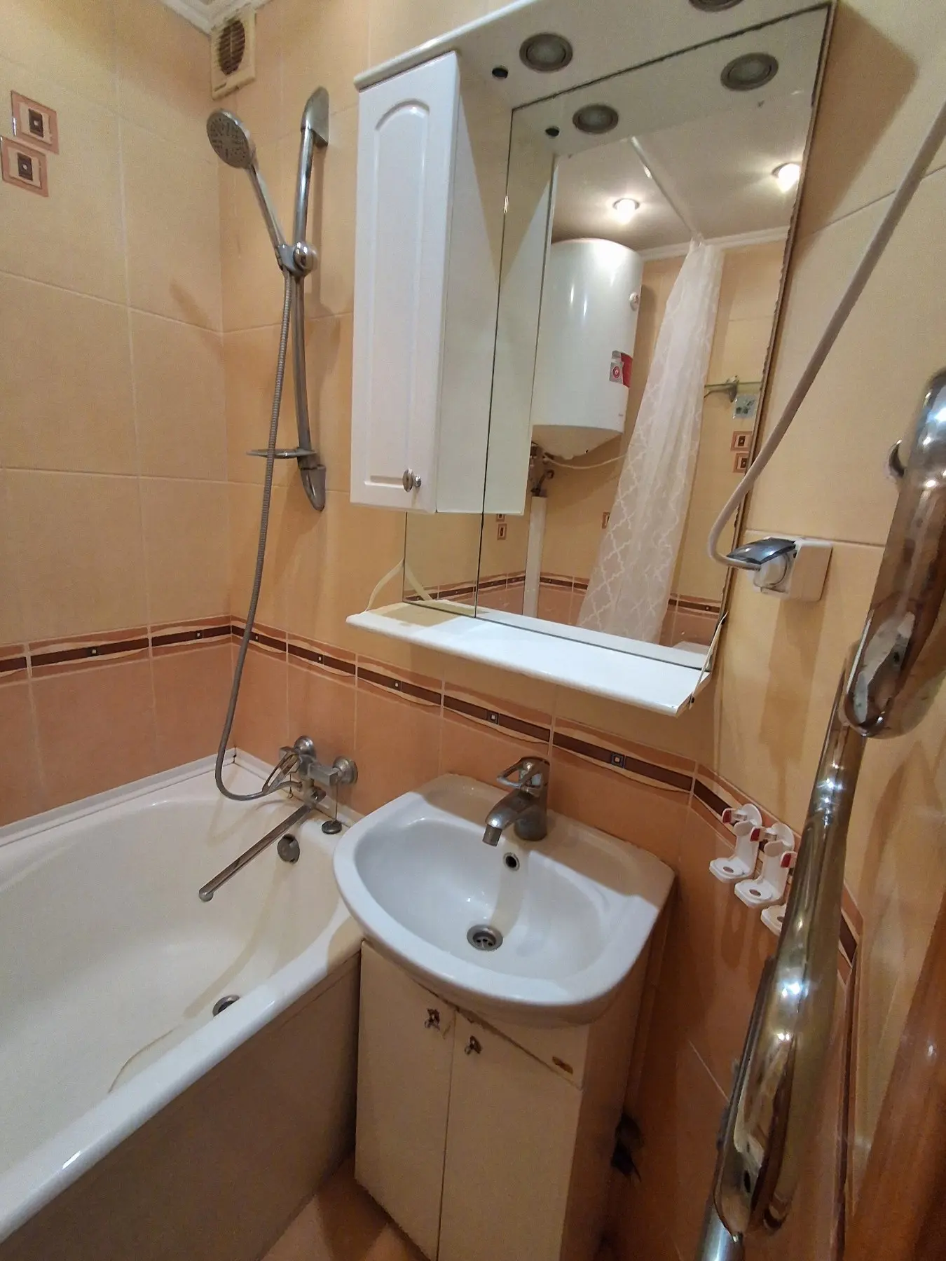 Фото Зняти 2 кімнатну квартиру, Харківське шосе 168б Київ в довгострокову оренду, ціна: 13000 UAH, код 4505