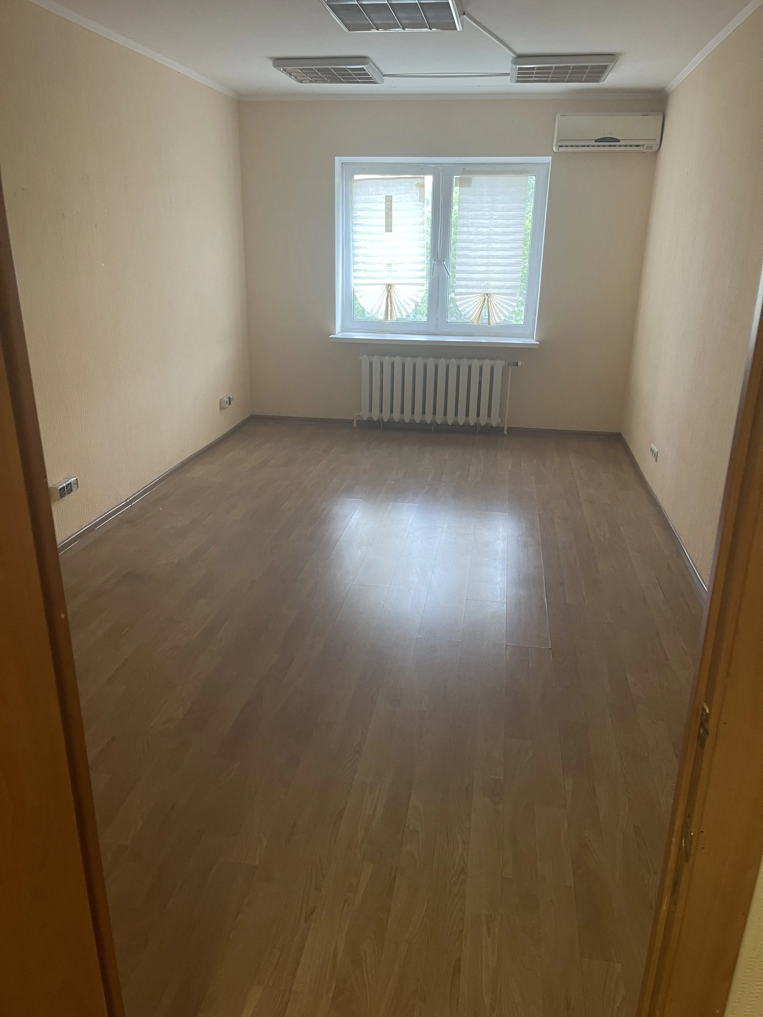 Фото Rent an office, Sribnokilska Street 2а Kyiv for long-term rent, price: 1000 $, code 4513