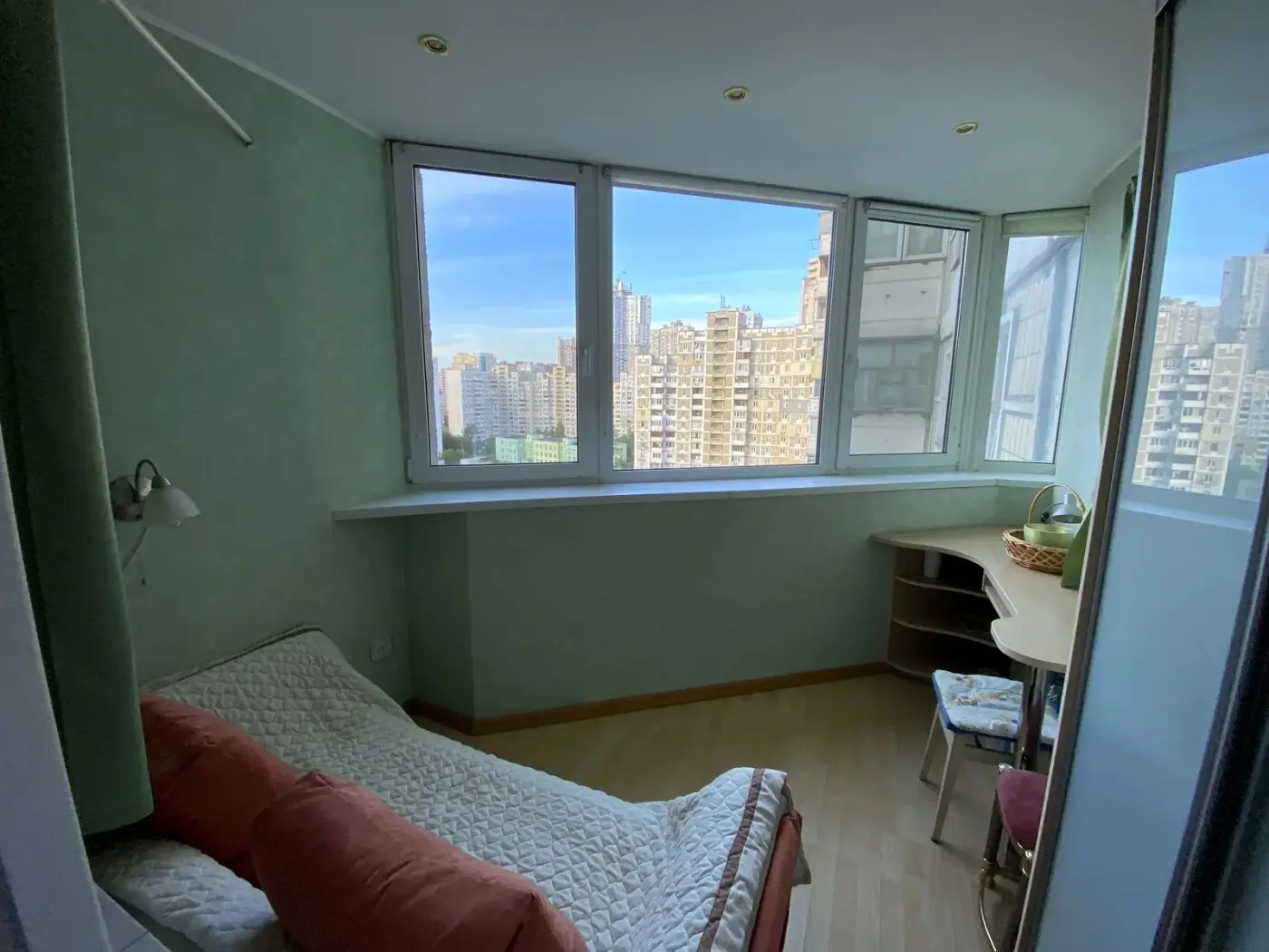 Фото Rent a 4-room apartment, Sribnokilska Street 22 Kyiv for long-term rent, price: 31000 грн, code 5060