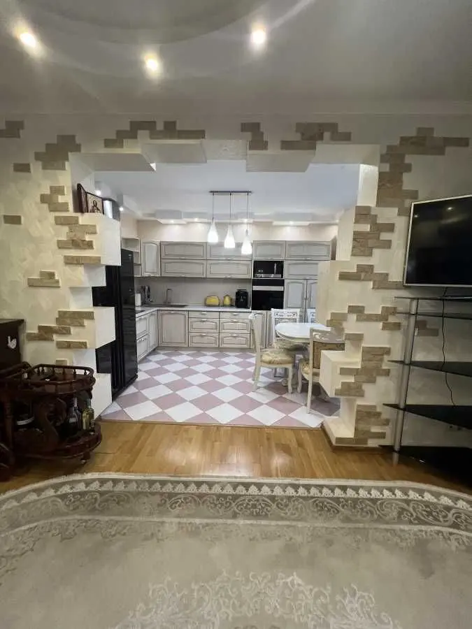 Фото Selling a 4-room apartment, 120 sq.m., Volynska Street  Kyiv, price: 186000 USD, code 5121