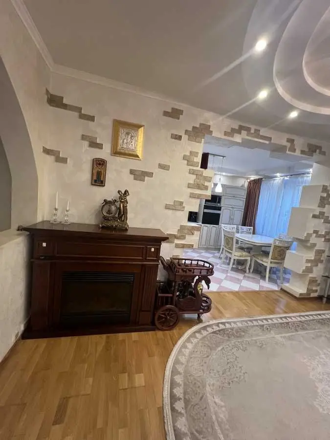 Фото Selling a 4-room apartment, 120 sq.m., Volynska Street  Kyiv, price: 186000 USD, code 5121