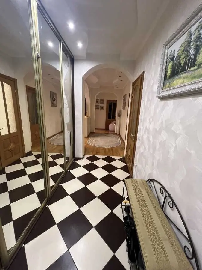 Фото Selling a 4-room apartment, 120 sq.m., Volynska Street  Kyiv, price: 186000 USD, code 5121