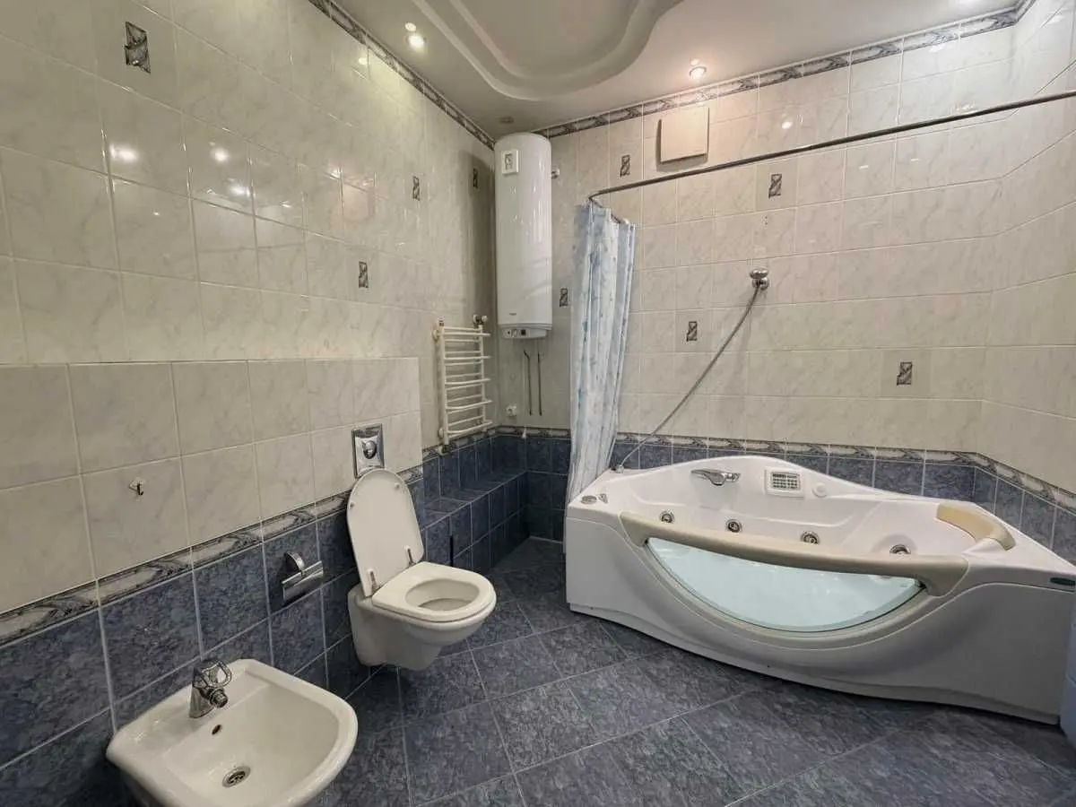 Фото Selling a 4-room apartment, 170 sq.m., Turhenievska Street  Kyiv, price: 400000 USD, code 5122