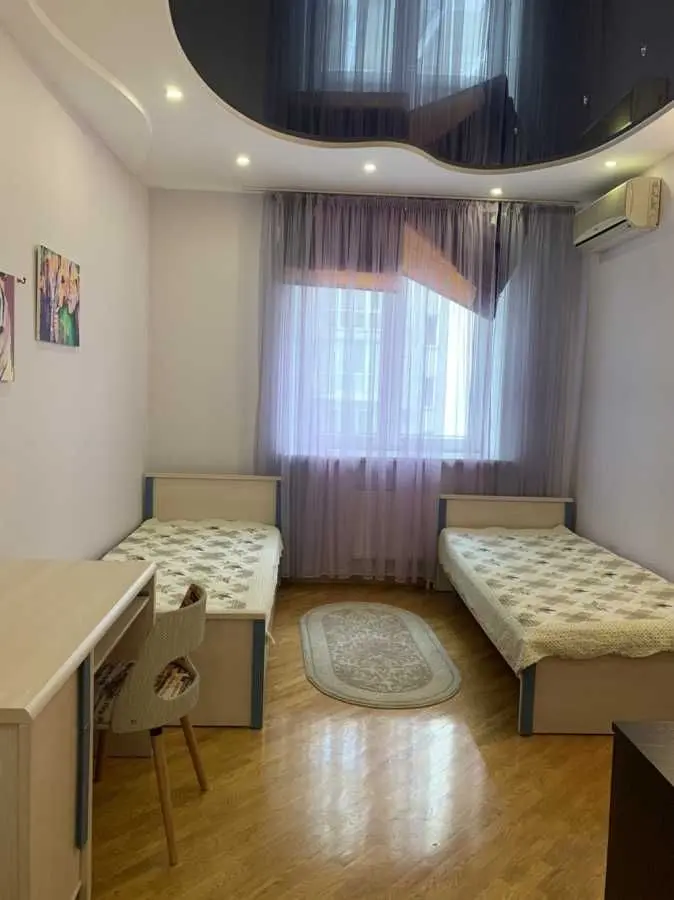 Фото Зняти 4 кімнатну квартиру, Тургенєвська вул.  Київ в довгострокову оренду, ціна: 1350 USD, код 5125