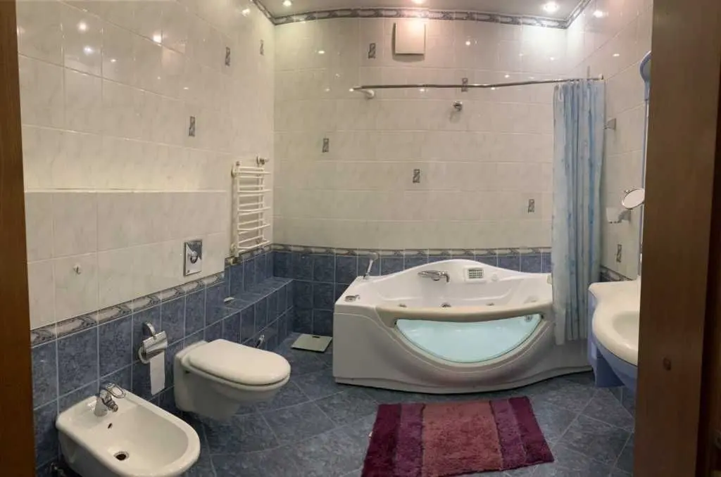 Фото Зняти 4 кімнатну квартиру, Тургенєвська вул.  Київ в довгострокову оренду, ціна: 1350 USD, код 5125