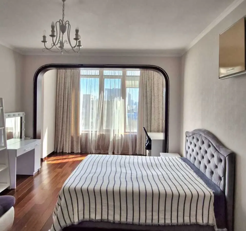 Фото Selling a 3-room apartment, 134 sq.m., Zhylianska Street  Kyiv, price: 380000 USD, code 5302