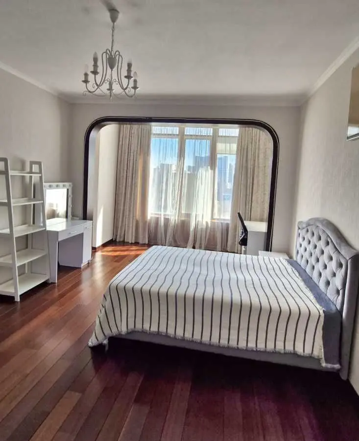 Фото Selling a 3-room apartment, 134 sq.m., Zhylianska Street  Kyiv, price: 380000 USD, code 5302
