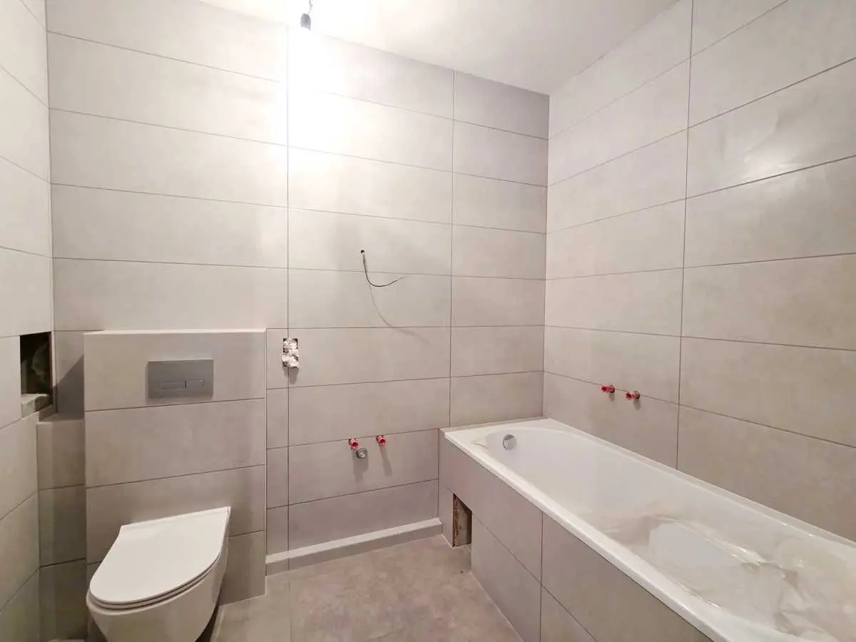 Фото Selling a 1-room apartment, 45 sq.m., Yevhena Sverstiuka Street  Kyiv, price: 89000 USD, code 5428