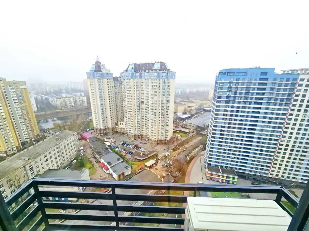 Фото Selling a 1-room apartment, 45 sq.m., Yevhena Sverstiuka Street  Kyiv, price: 89000 USD, code 5428
