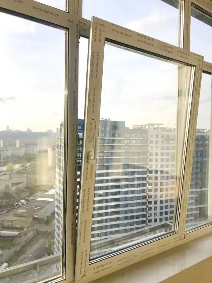 Фото Selling a 1-room apartment, 45 sq.m., Yevhena Sverstiuka Street  Kyiv, price: 89000 USD, code 5428