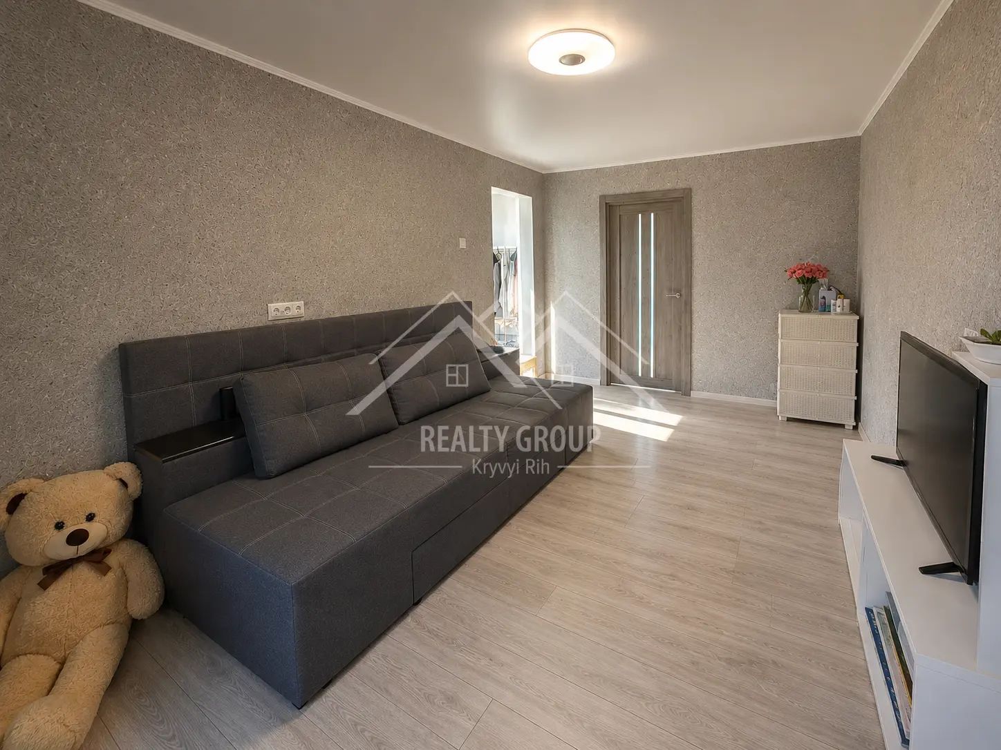Фото Продаю 2 кімнатну квартиру, 45 кв. м, Володимира Бизова вул. (Якіра) 1 Кривий Ріг, ціна: 29000 $, код 5569