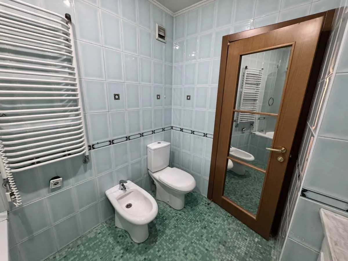 Фото Selling a 4-room apartment, 130 sq.m., Zorianyi Boulevard  Dnipro, price: 110000 USD, code 5878