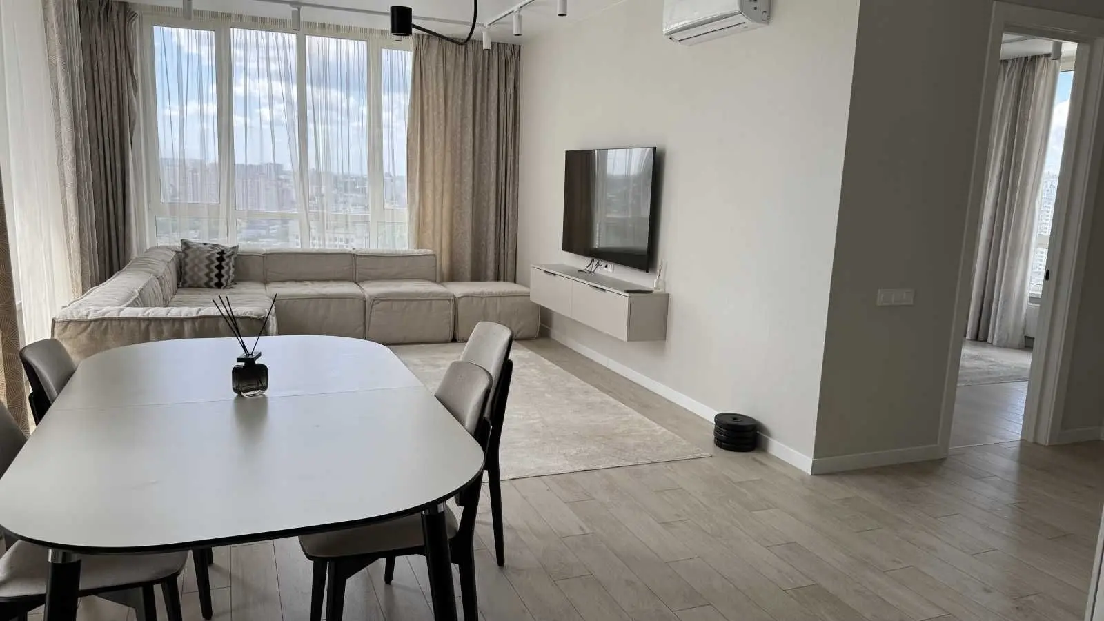 Фото Продаю 2 кімнатну квартиру, 135 кв. м, Михайла Бойчука вул. (Кіквідзе)  Київ, ціна: 325000 USD, код 5962