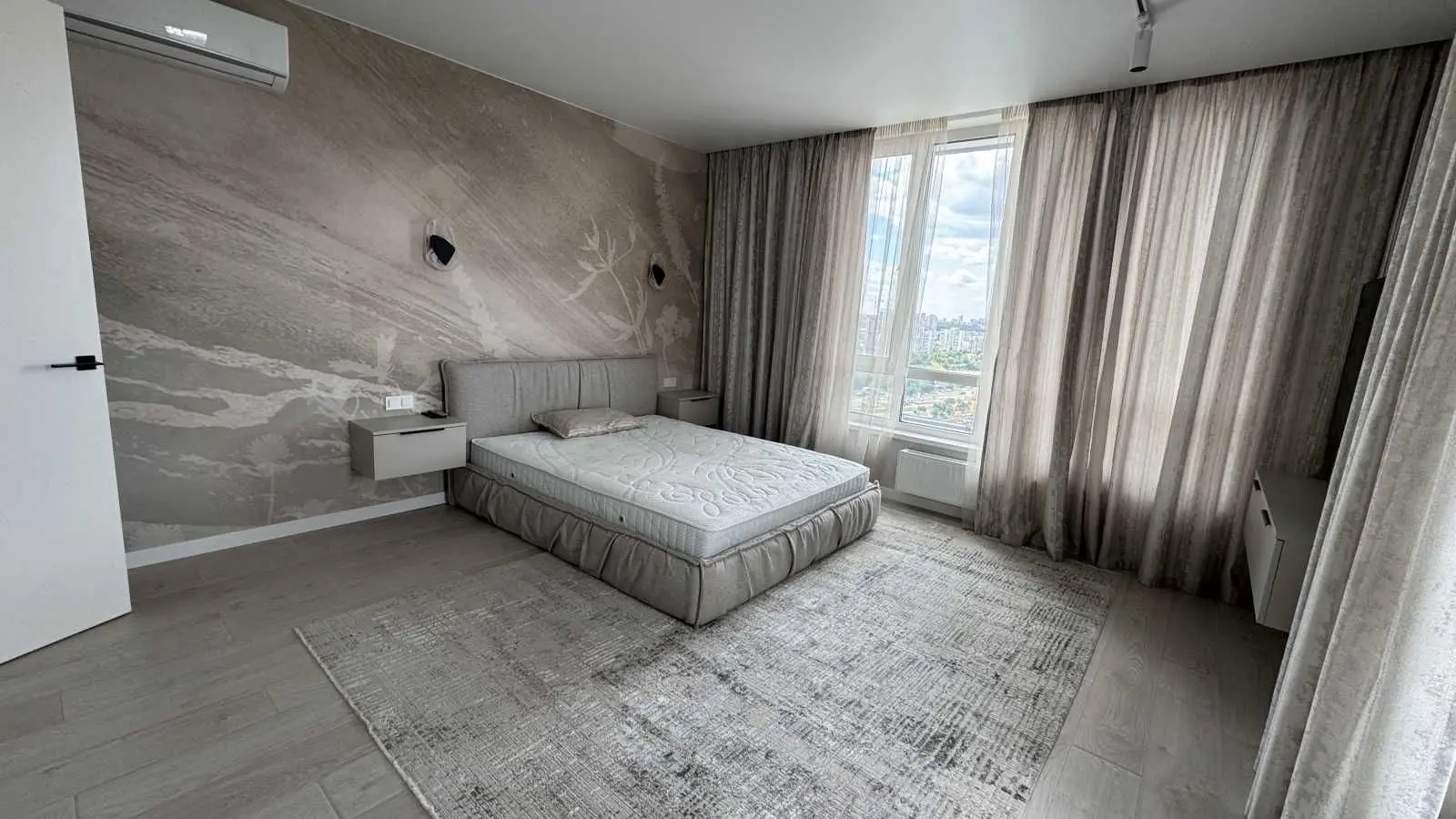 Фото Продаю 2 кімнатну квартиру, 135 кв. м, Михайла Бойчука вул. (Кіквідзе)  Київ, ціна: 325000 USD, код 5962