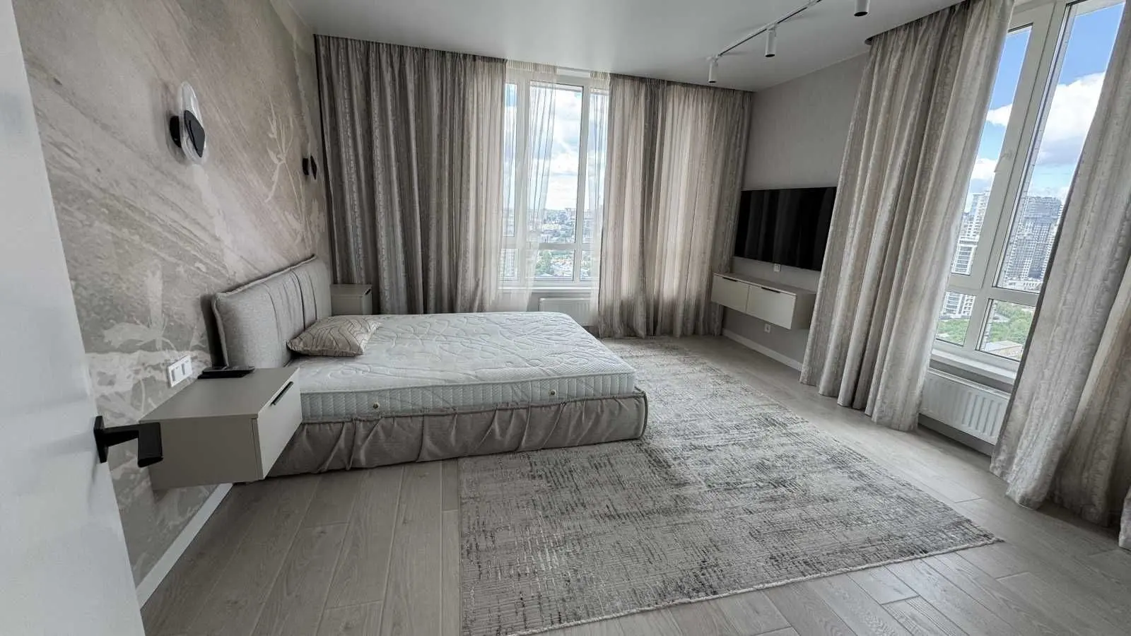 Фото Продаю 2 кімнатну квартиру, 135 кв. м, Михайла Бойчука вул. (Кіквідзе)  Київ, ціна: 325000 USD, код 5962