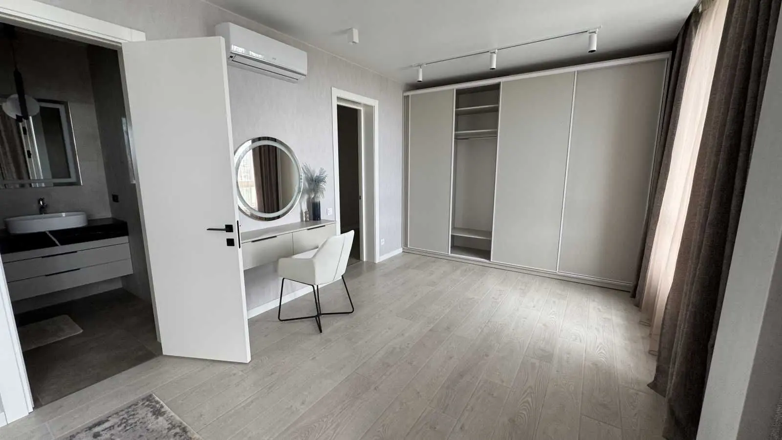 Фото Продаю 2 кімнатну квартиру, 135 кв. м, Михайла Бойчука вул. (Кіквідзе)  Київ, ціна: 325000 USD, код 5962