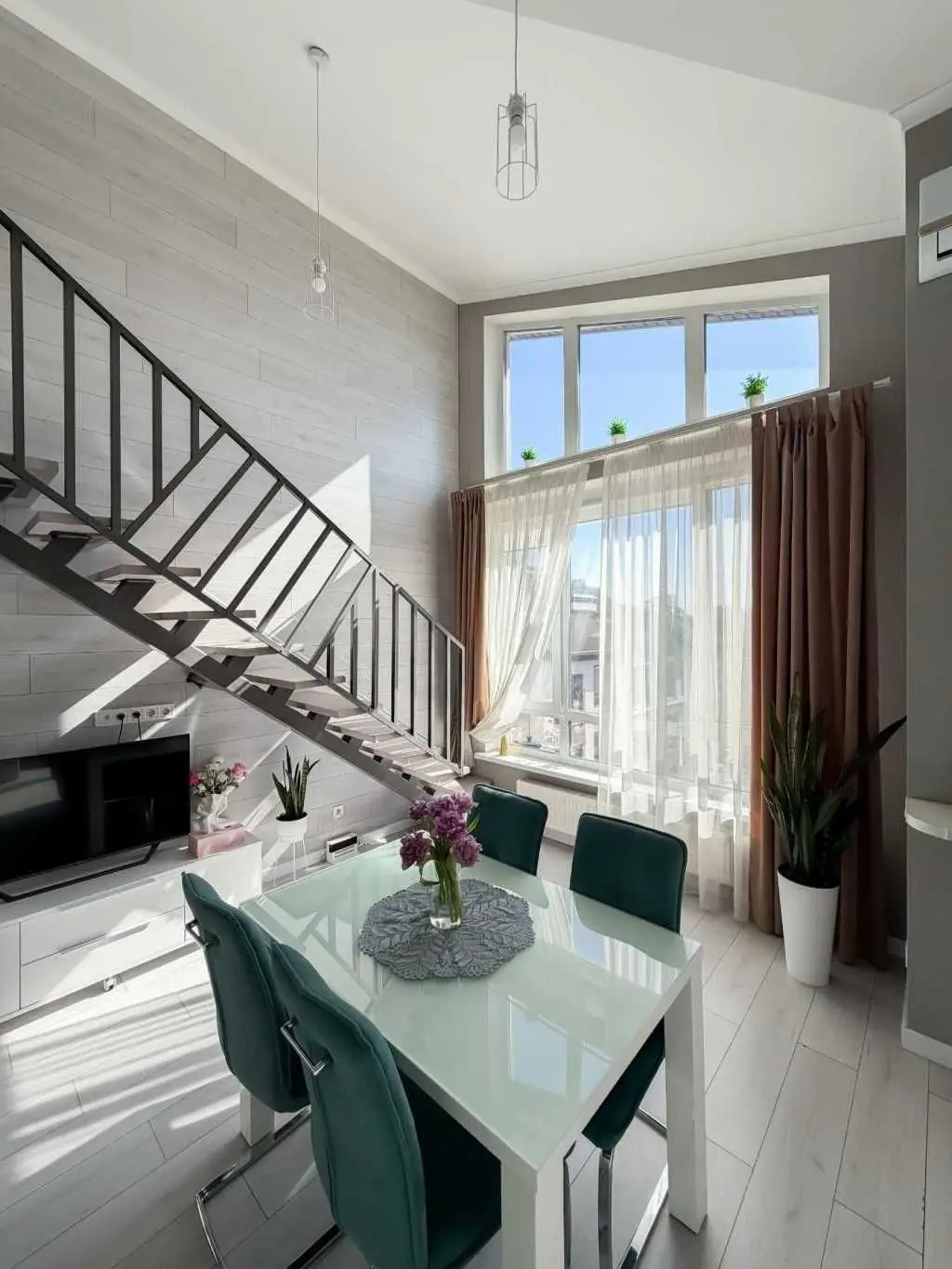 Фото Selling a 2-room apartment, 56.4 sq.m., Liskivska Street  Kyiv, price: 99000 USD, code 6063
