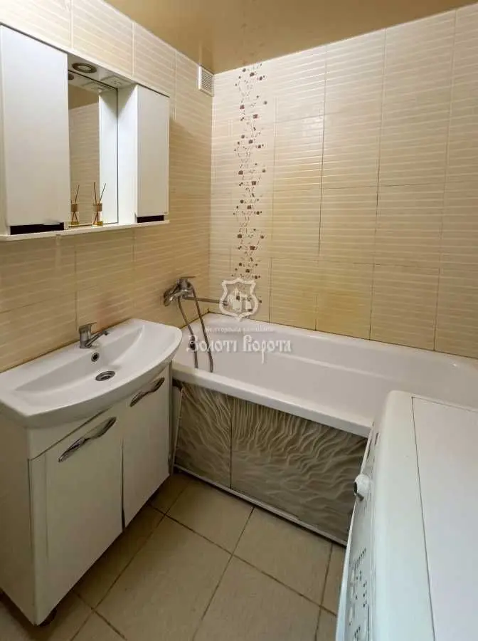 Фото Selling a 1-room apartment, 38.6 sq.m., Vitchyznyana street  Rohoziv, price: 27000 USD, code 6202