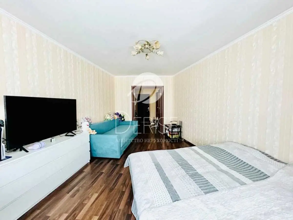 Фото Продаю 1 кімнатну квартиру, 50 кв. м, Срібнокільська вул. 20 Київ, ціна: 75000 USD, код 6525