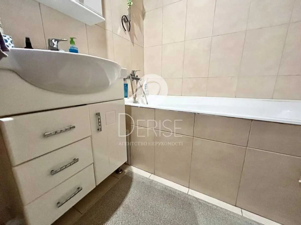 Фото Продаю 1 кімнатну квартиру, 50 кв. м, Срібнокільська вул. 20 Київ, ціна: 75000 USD, код 6525