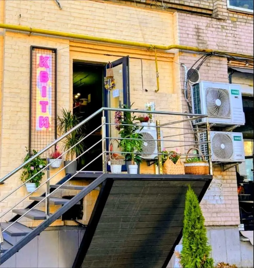Фото Продаю коммерческую недвижимость, 90 кв. м, Юрковская ул.  Киев, цена: 320000 USD, код 6575
