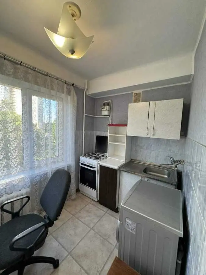Фото Selling a 2-room apartment, 45 sq.m., Budivelnykiv Street 14 Kyiv, price: 50000 USD, code 6895