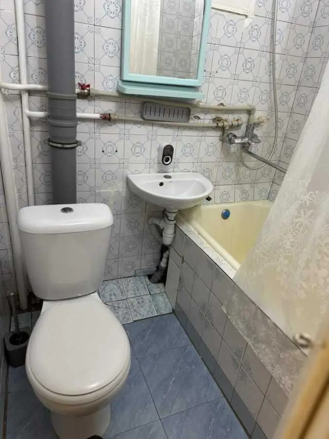 Фото Selling a 2-room apartment, 45 sq.m., Budivelnykiv Street 14 Kyiv, price: 50000 USD, code 6895