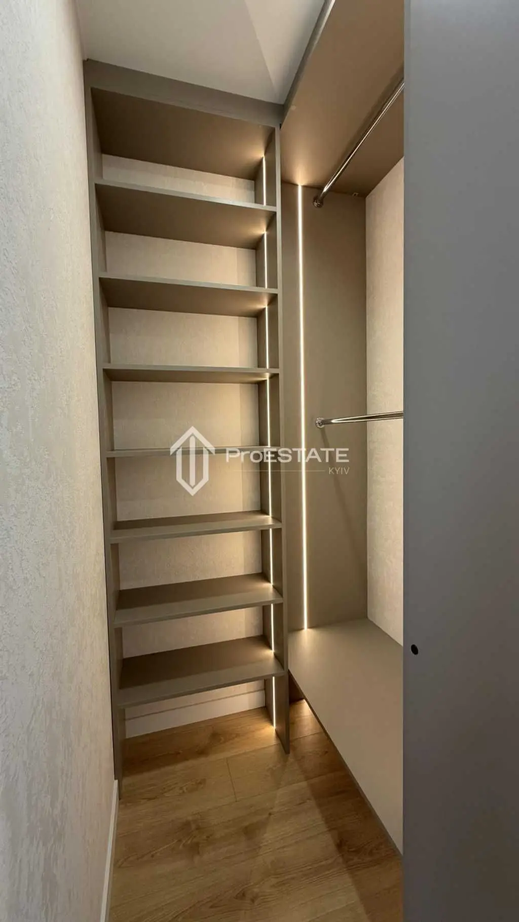 Фото Selling a 2-room apartment, 71 sq.m., Oleksandra Olesya street  Kyiv, price: 8142317 UAH, code 6955